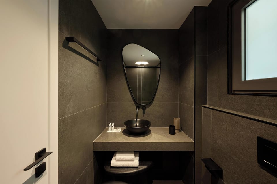 Deluxe Studio | Bathroom | Shower, rainfall showerhead, hair dryer, bidet