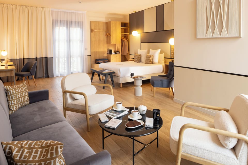 Executive Suite | Premium bedding, in-room safe, desk, laptop workspace