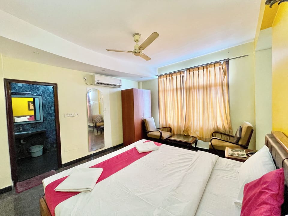 Premium bedding, memory foam beds, desk, soundproofing