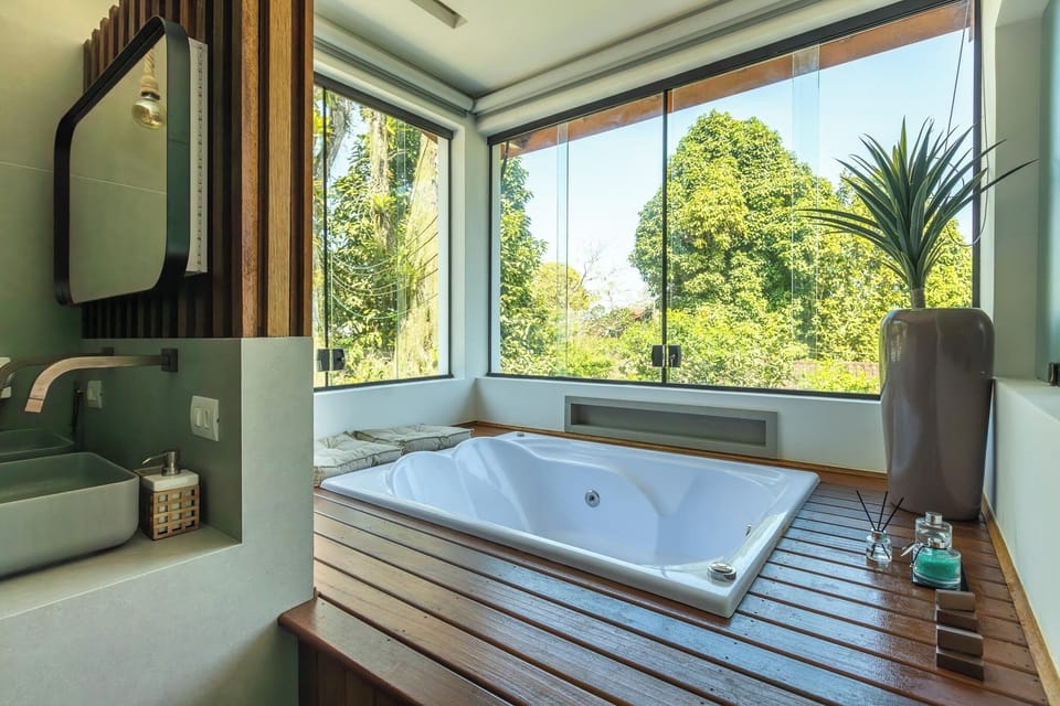 Deluxe Suite | Jetted tub