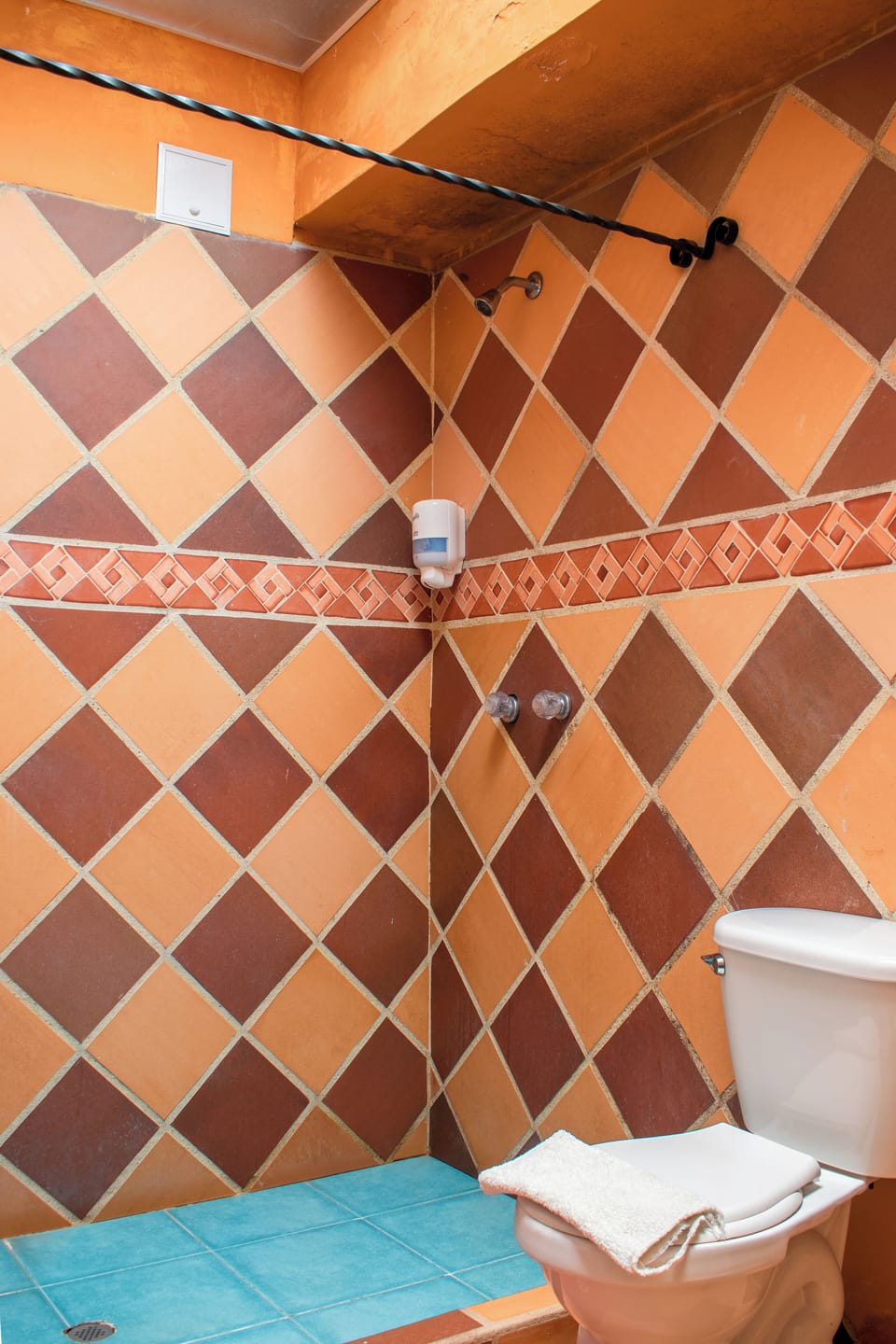Junior Studio Suite, Garden View | Bathroom | Shower, towels, soap, shampoo