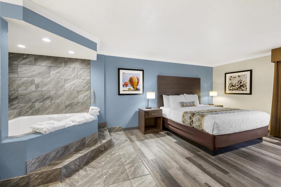 Suite, 1 King Bed with Sofa bed, Non Smoking, Jetted Tub (with Sofabed) | Pillowtop beds, individually decorated, individually furnished, desk