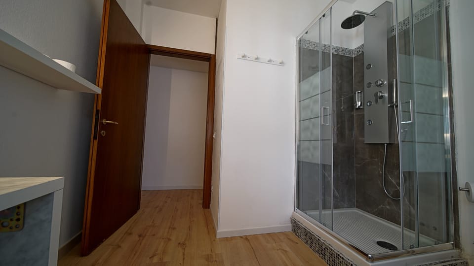 Superior Quadruple Room | Bathroom | Free toiletries, hair dryer, bidet, towels