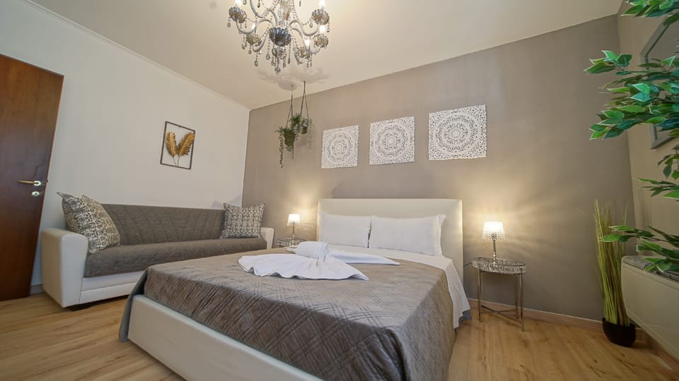 Family Room | Iron/ironing board, free WiFi