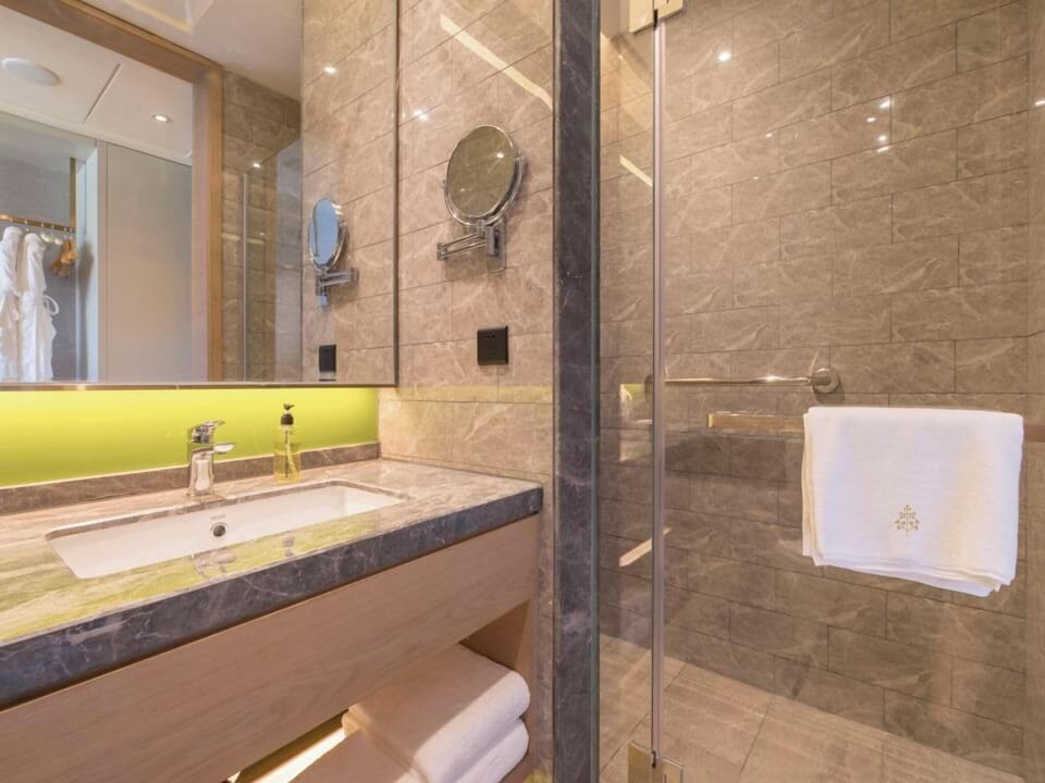 Luxury Studio Suite | Bathroom | Towels