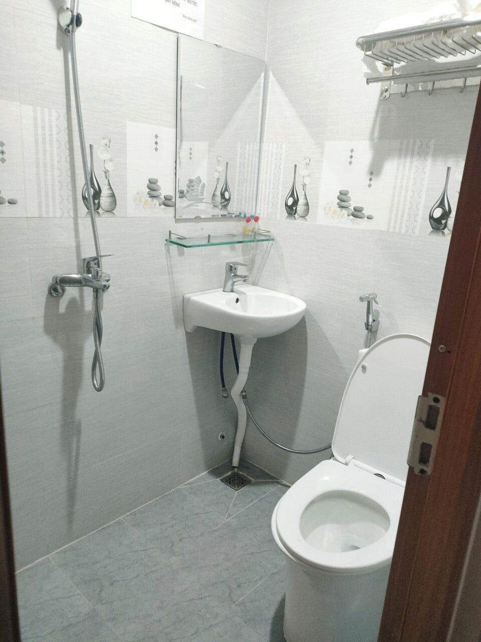 Basic Room | Bathroom | Shower, free toiletries, hair dryer, towels