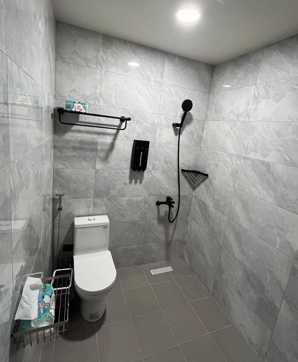 Business Quadruple Room, City View | Bathroom