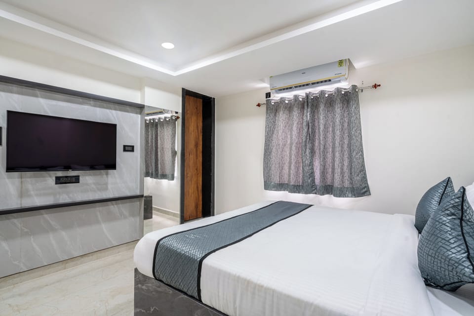 Family Studio Suite, Balcony, City View | Desk, laptop workspace, free WiFi