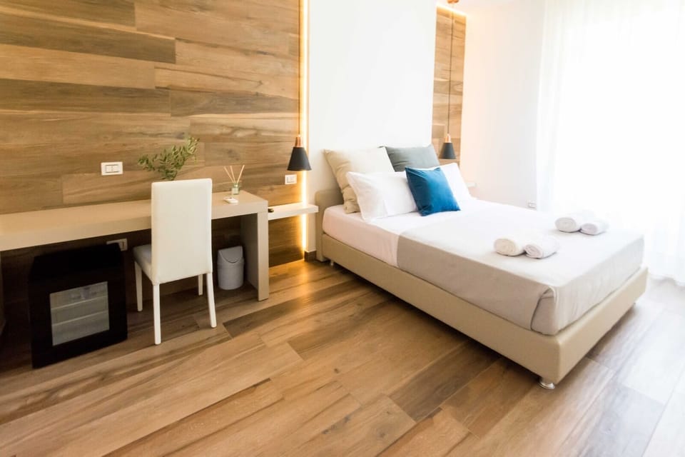 Comfort Room | Premium bedding, memory foam beds, minibar, desk