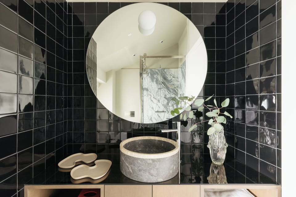 Loft | Bathroom | Shower, free toiletries, hair dryer, slippers