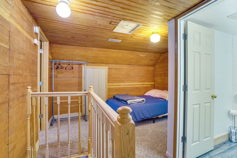 Serene Devils Lake House w/ Deck + Fire Pit! Cottage in Devils Lake