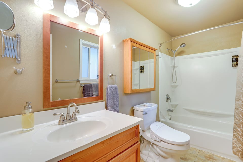 Close to Light Rail! Sammamish Home w/ Hot Tub Cottage in Sammamish