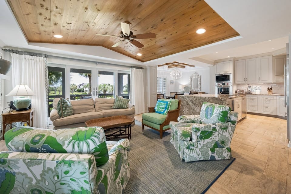 Condo, 4 Bedrooms | Living area