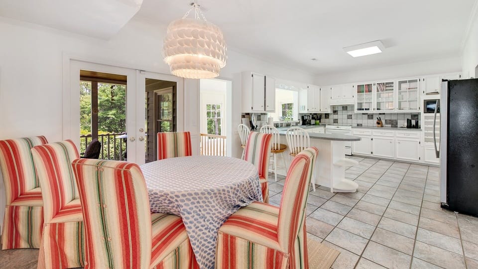 House, 5 Bedrooms | Dining