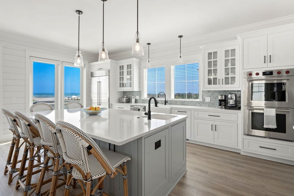 House, 6 Bedrooms | Private kitchen | Fridge, oven, coffee/tea maker, toaster