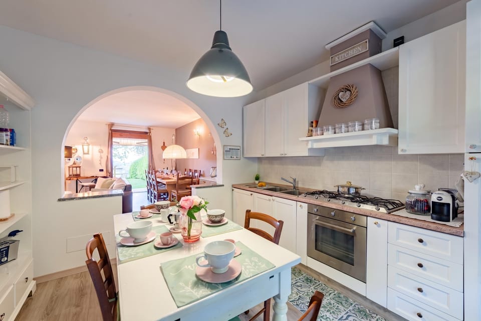 Family House, 2 Bedrooms, Fireplace (HomeSweetHome Lake-View Villetta a) | Private kitchen