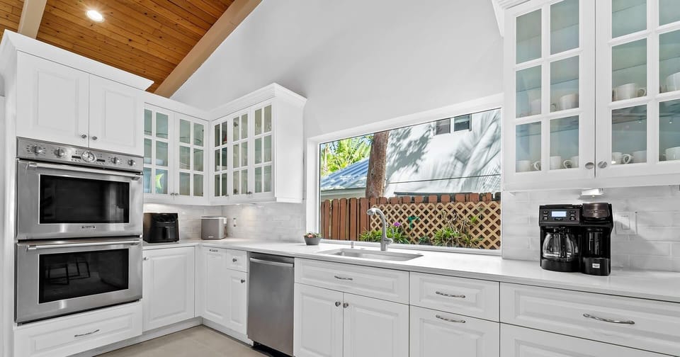Studio (Multiple Bedrooms) | Private kitchen | Fridge, microwave, oven, stovetop