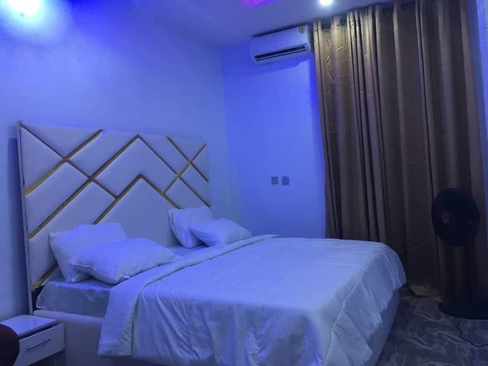 Executive Studio Suite | Desk, laptop workspace, free WiFi