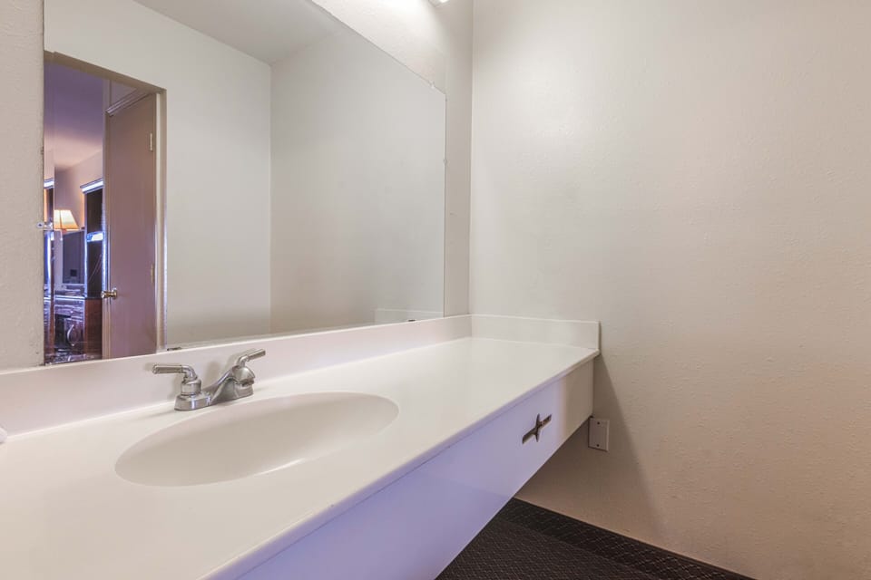 Standard Room, 1 King Bed | Bathroom | Bathtub, free toiletries, hair dryer, towels