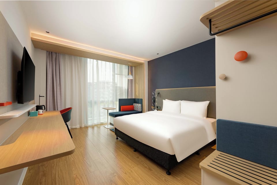 Standard Room, 1 King Bed | Premium bedding, down comforters, desk, blackout drapes