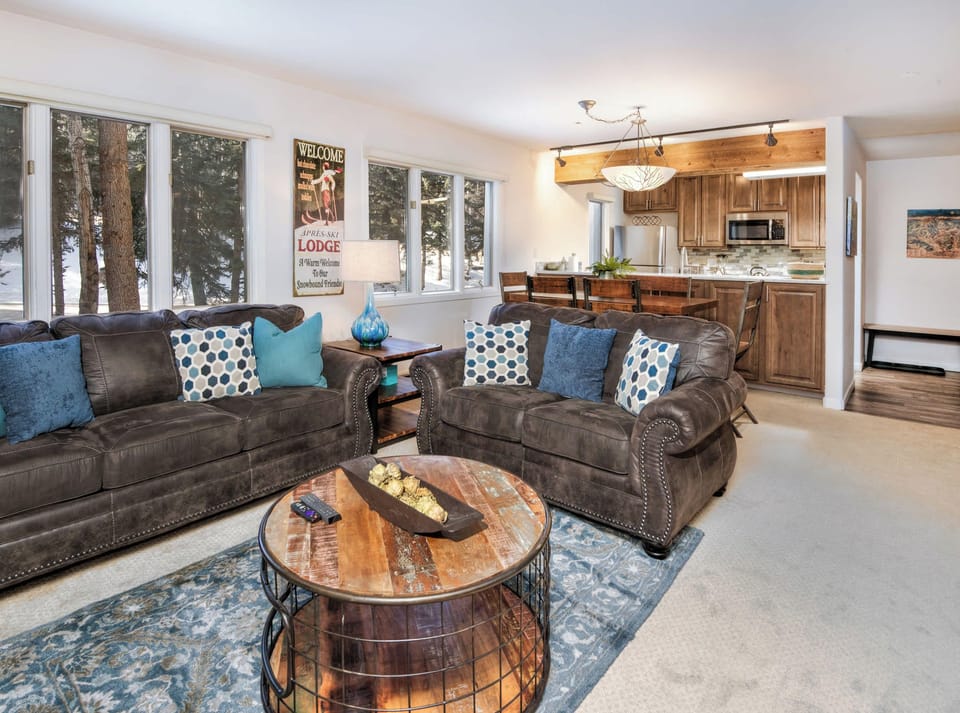 Condo, 1 King Bed with Sofa bed, Balcony, Mountain View (Beaver Creek Townsend Getaway) | Living area | 42-inch flat-screen TV with digital channels