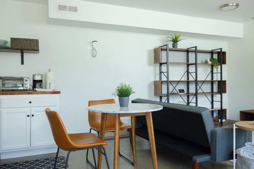 Studio Suite, 1 King Bed | Dining