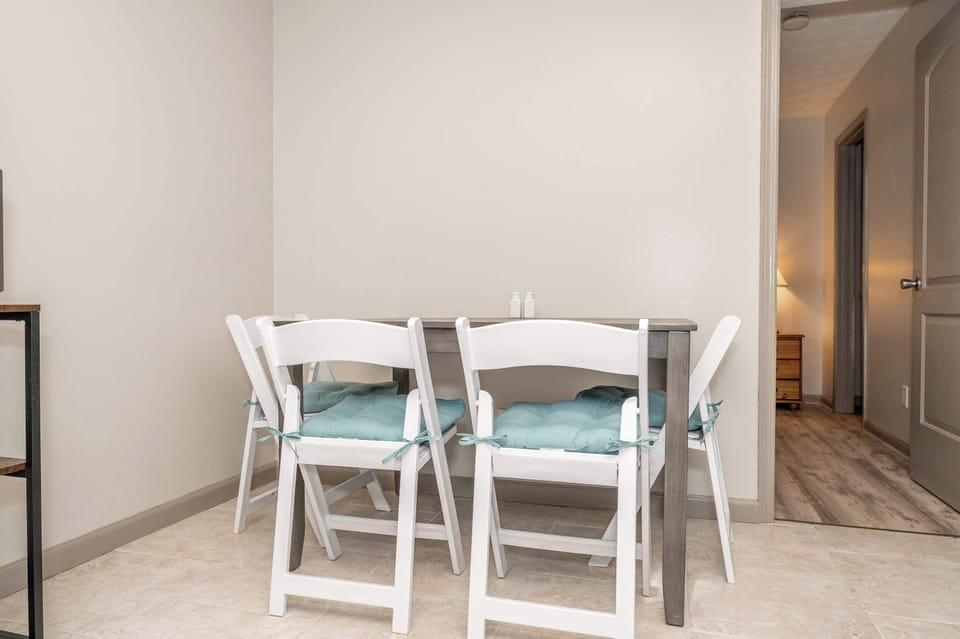 Condo, 2 Queen Beds, Kitchen, Garden View (Arkstone Retreat 2) | Interior