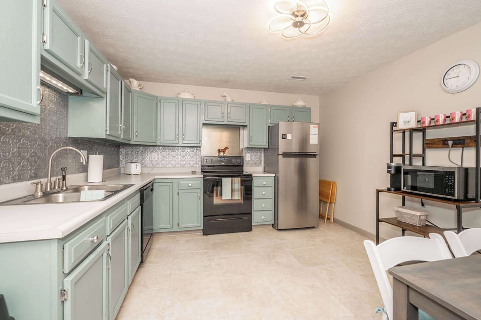 Condo, 2 Queen Beds, Kitchen, Garden View (Arkstone Retreat 2) | Private kitchen | Fridge, microwave, oven, stovetop