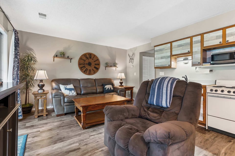 Condo, 1 King Bed with Sofa bed, Patio, Golf View (Fallcreek Haven) | Living area | 42-inch flat-screen TV with digital channels, fireplace