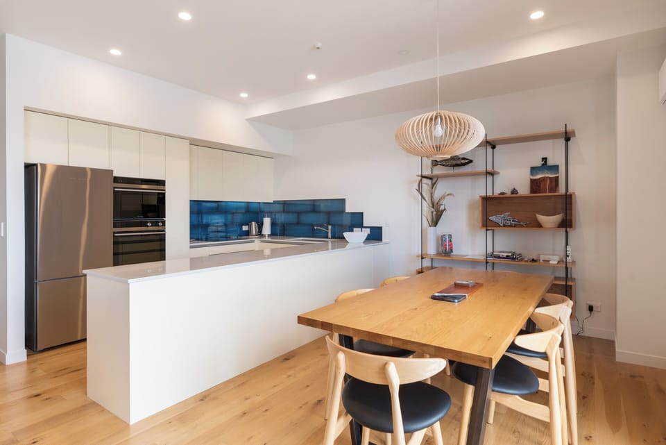 Full-size fridge, microwave, oven, stovetop
