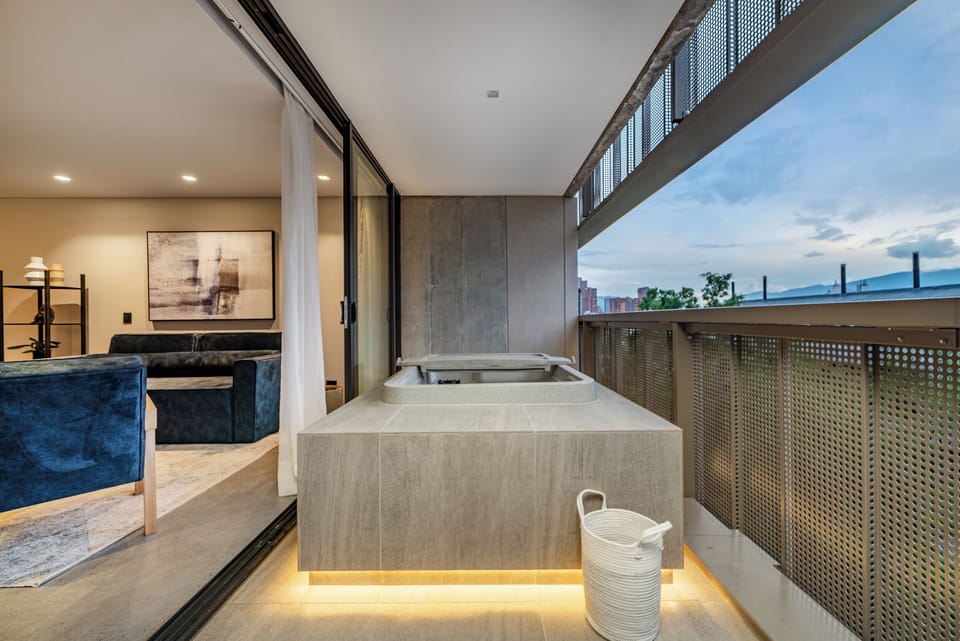 Deluxe Apartment, Balcony, City View | Private spa tub
