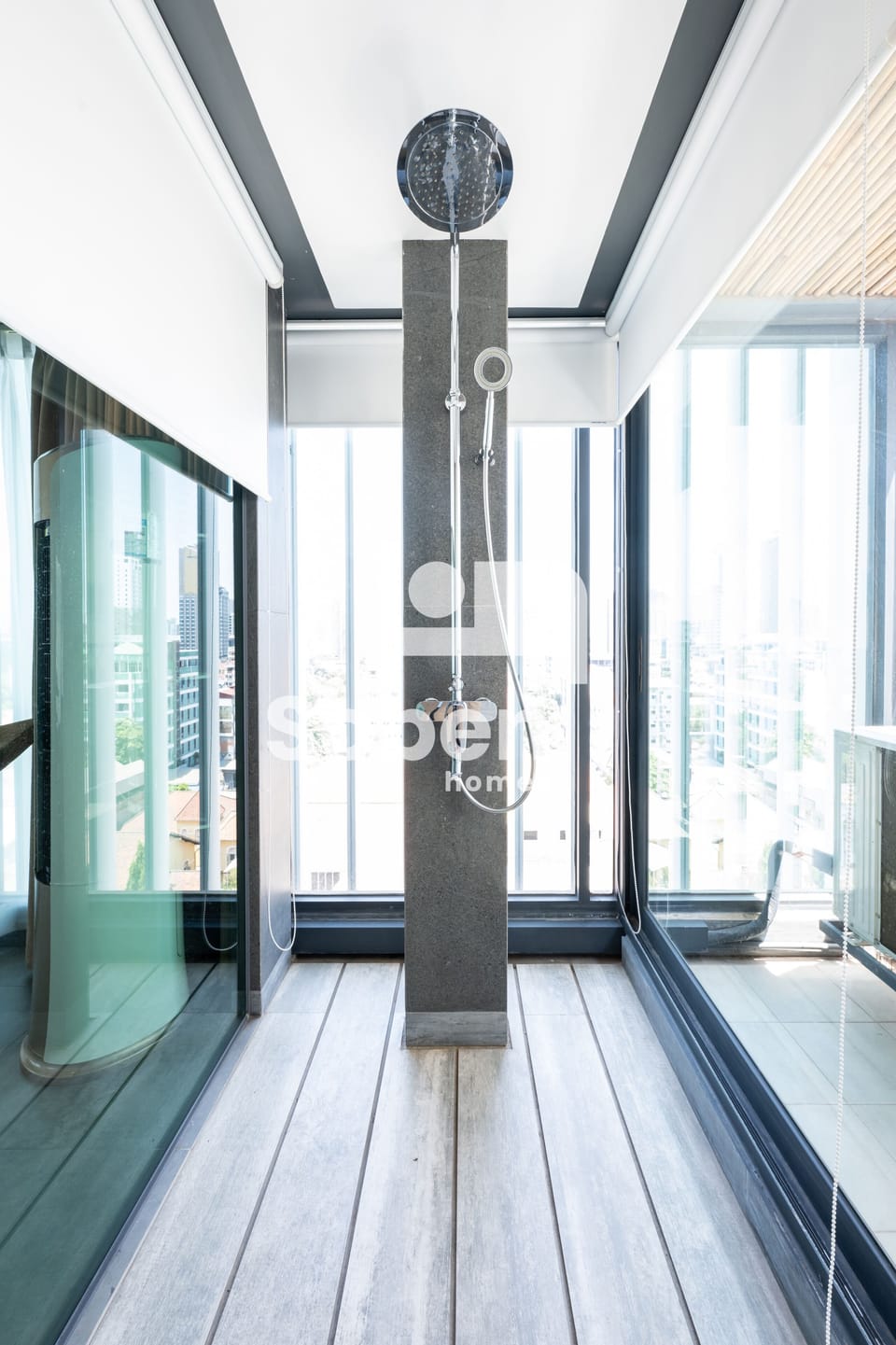 Superior Room | Bathroom | Shower, free toiletries, hair dryer, towels