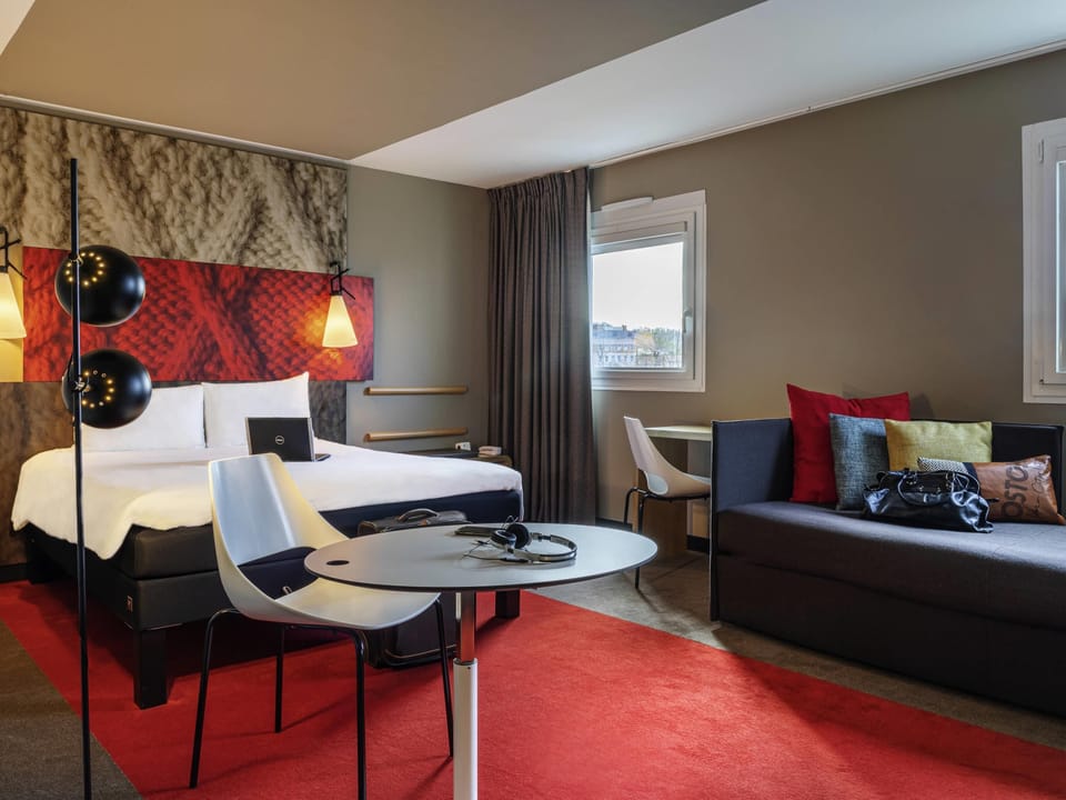 Premium bedding, in-room safe, desk, soundproofing