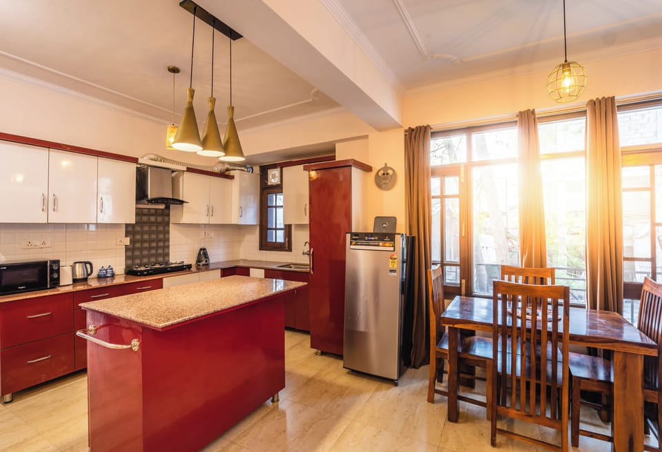 Luxury Apartment, 4 Bedrooms, Mountain View | Dining room