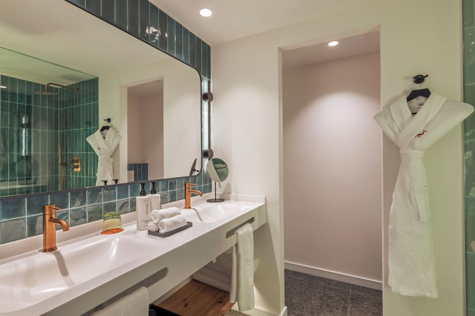 Deluxe Room, 2 Twin Beds, Balcony | Bathroom | Shower, designer toiletries, hair dryer, bathrobes
