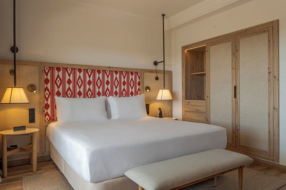 Minibar, in-room safe, laptop workspace, iron/ironing board