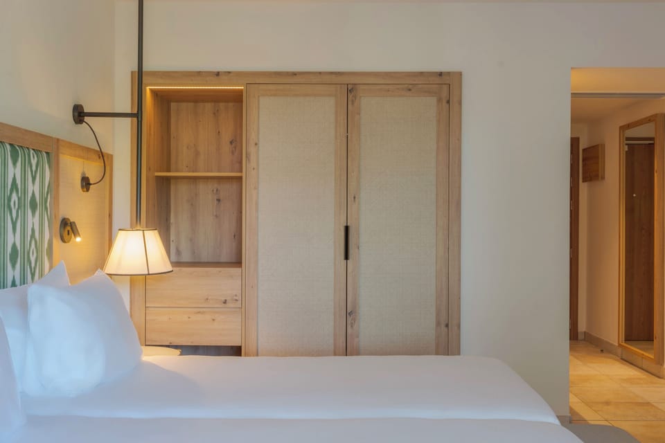 Deluxe Room, 2 Twin Beds, Balcony | Wardrobe