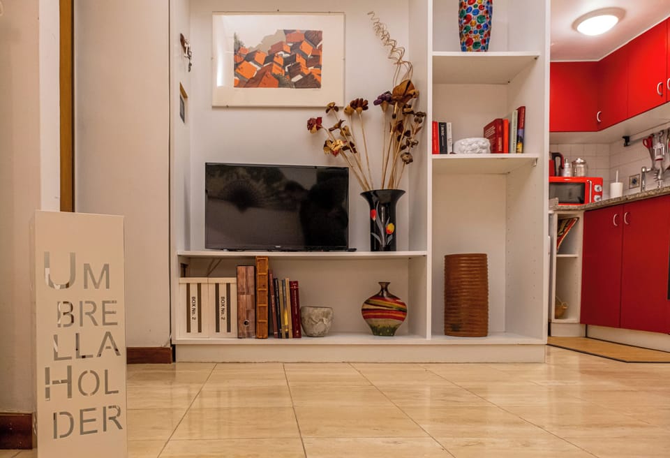 Apartment, 1 Queen Bed, Non Smoking, Kitchenette | Living area | 32-inch flat-screen TV with cable channels