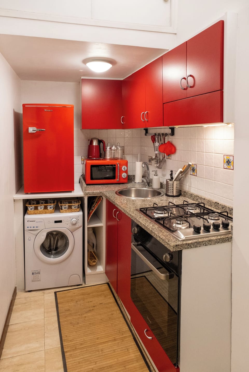 Apartment, 1 Queen Bed, Non Smoking, Kitchenette | Private kitchen | Coffee/tea maker, dining tables