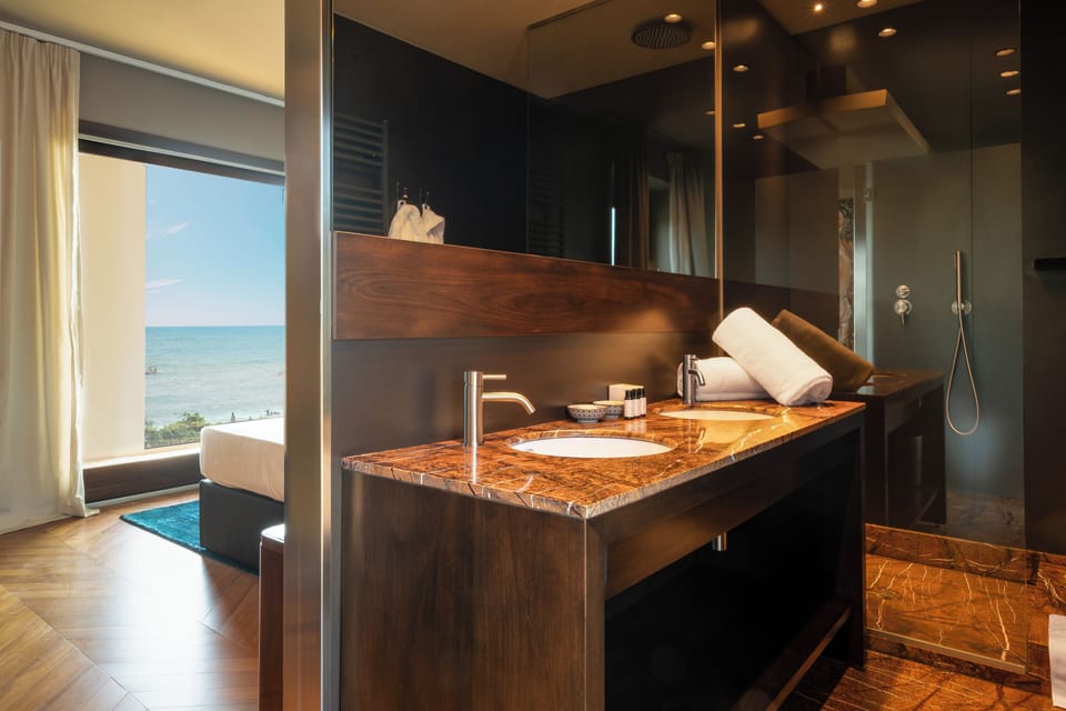 Panoramic Suite, Balcony, Sea View | Bathroom | Shower, free toiletries, hair dryer, bathrobes
