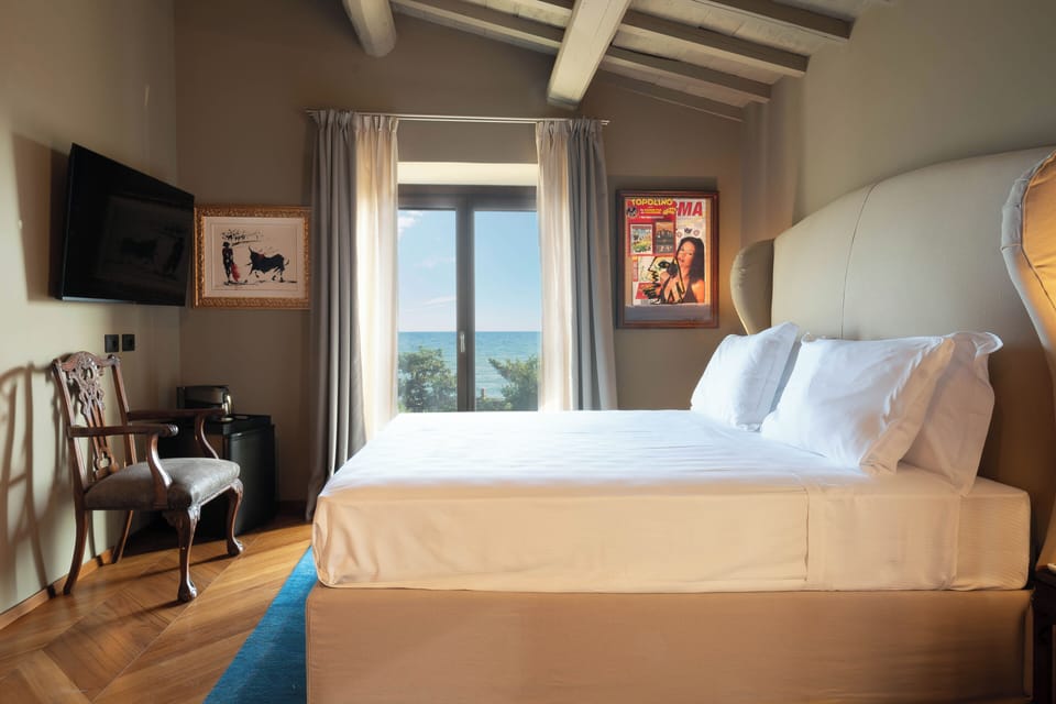 Deluxe Double Room, Sea View | Minibar, in-room safe, free WiFi, bed sheets