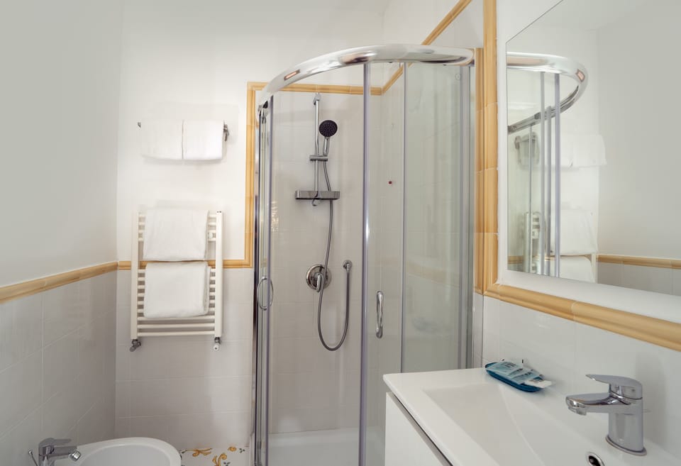 Standard Double Room, Sea View | Bathroom | Shower, free toiletries, hair dryer, bidet