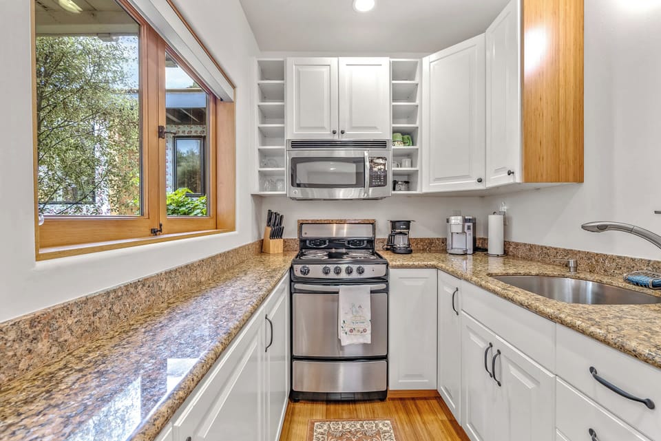 Apartment, 1 Queen Bed, Fireplace, Garden View (12 Oaks) | Private kitchen | Coffee/tea maker