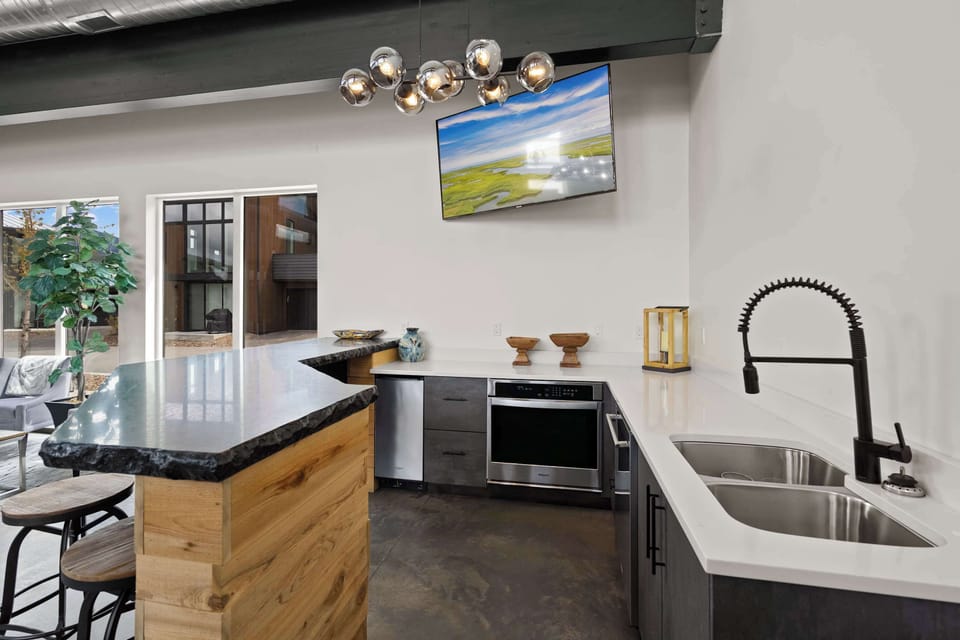 House, Multiple Beds, Hot Tub, Mountain View | Private kitchen | Coffee/tea maker