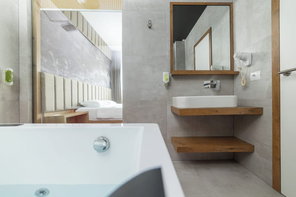 Luxury Double Room | Desk, laptop workspace, WiFi (free)