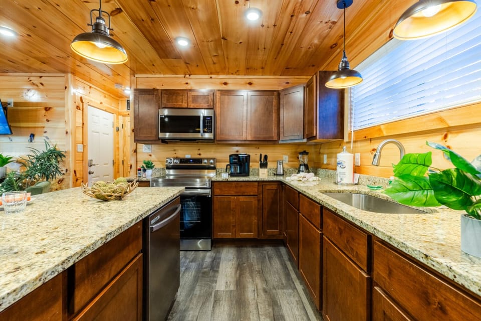 Family Cabin, Mountain View | Private kitchen | Fridge, microwave, oven, stovetop