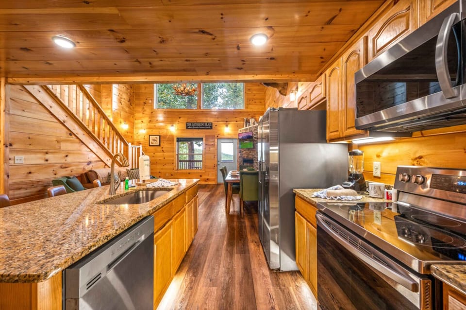 Family Cabin, Mountain View | Private kitchen | Fridge, microwave, oven, stovetop