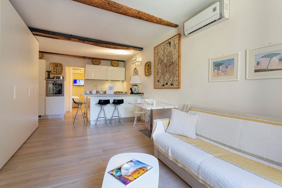 Apartment | Living area | 35-inch TV with digital channels