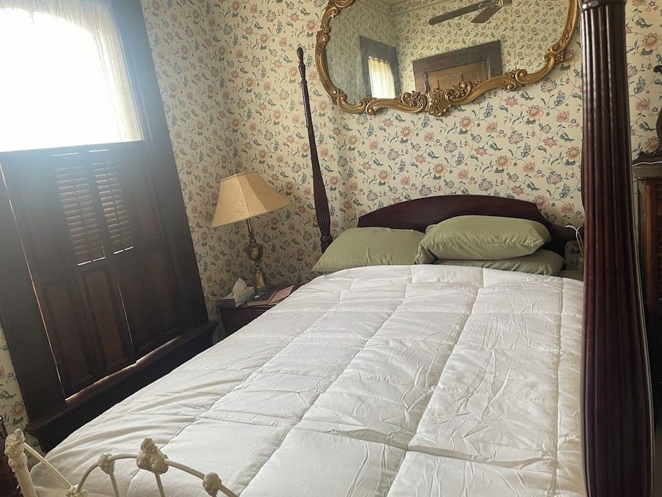 Room, 1 Queen Bed | Iron/ironing board (on request), WiFi (free)
