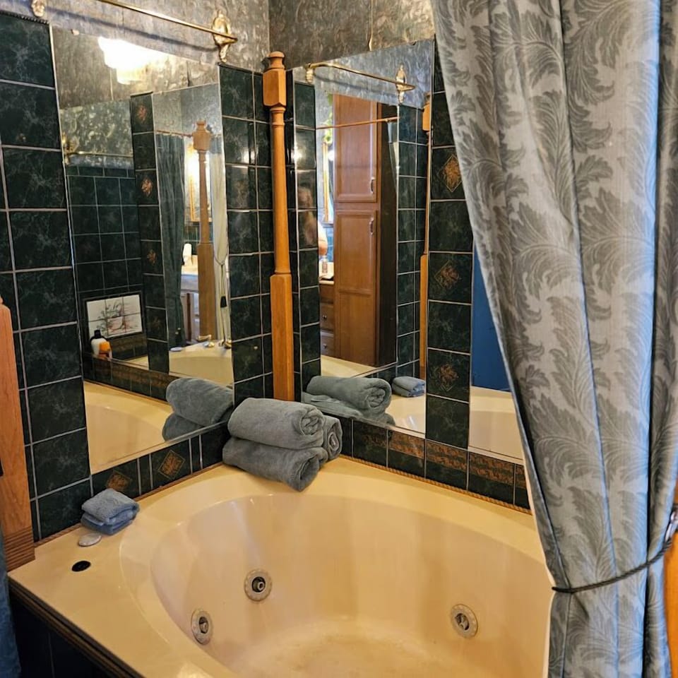 Room, 1 King Bed, Garden View | Bathroom | Towels, soap, shampoo, toilet paper